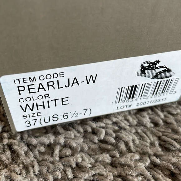 White flat sandals - Picture 3 of 5